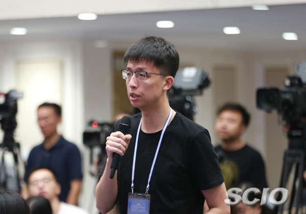 澎湃新聞記者提問（劉健 攝）